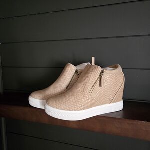 Not Rated
Timmibelle Wedge Sneaker